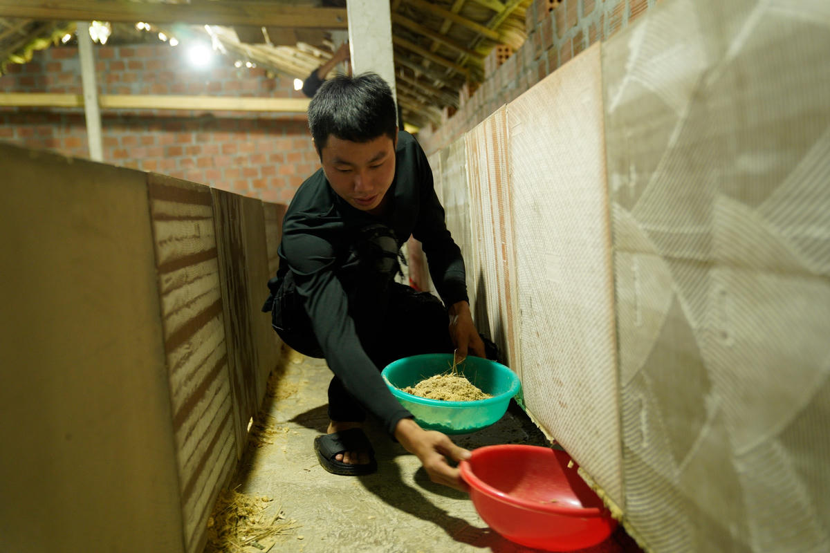 Mỗi ngày anh Nhâm sẽ dành gần 1 tiếng đồng hồ để dọn dẹp vệ sinh và chuẩn bị thức ăn cho dúi.