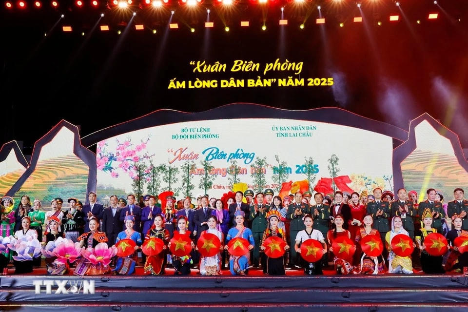 Chủ tịch nước Lương Cường với các đại biểu dự Chương trình Giao lưu nghệ thuật “Xuân Biên phòng ấm lòng dân bản” năm 2025. (Ảnh: Lâm Khánh/TTXVN)