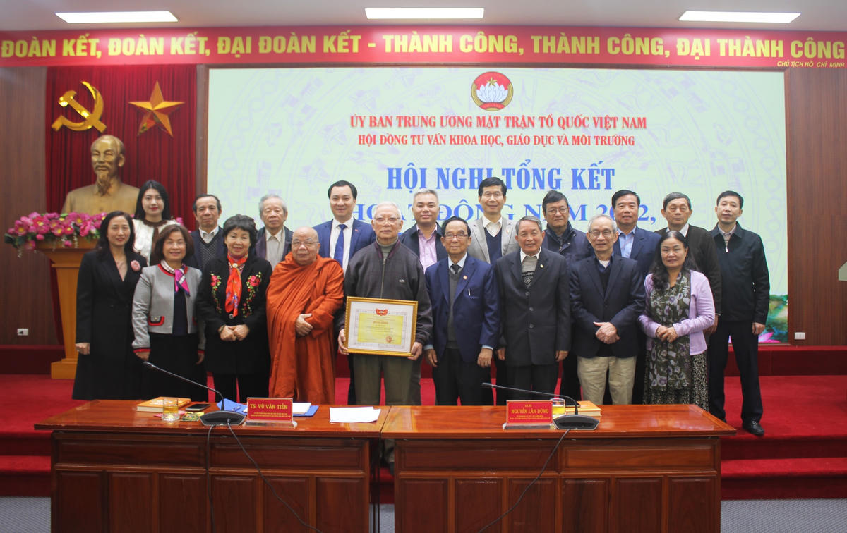 Đại biểu chụp ảnh lưu niệm tại Hội nghị.