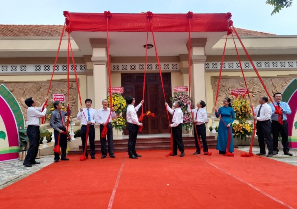 Nghi thức khánh thành nhà trưng bày Chủ tịch Hồ Chí Minh.