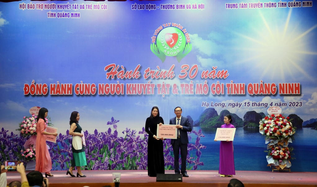 Các nhà hảo tâm, các đơn vị, doanh nghiệp đăng ký, trao tặng ủng hộ Quỹ Bảo trợ người khuyết tật và trẻ mồ côi tỉnh Quảng Ninh tại lễ phát động. Ảnh: QMG.