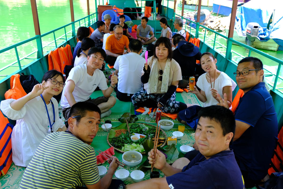 Du khách thỏa sức chiêm ngưỡng danh thắng Na Hang - Lâm Bình, tắm thác, leo núi, khám phá hang động nguyên sơ,... đặc biệt được thưởng thức ẩm thực độc đáo nơi đây ngay trên du thuyền sau hành trình dài trên mặt hồ quyến rũ.