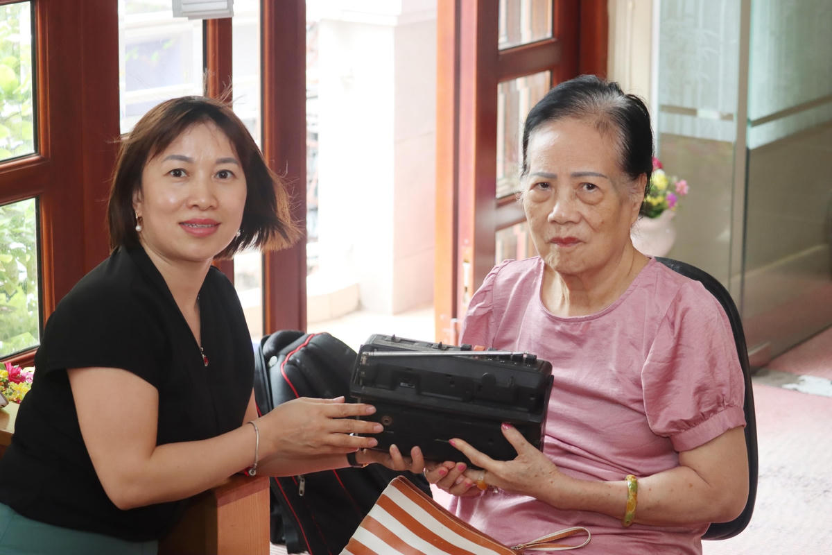 Bà Tố Uyên (phải) - phu nhân của ông Huỳnh Văn Tiểng trao tặng kỷ vật cho Bảo tàng Mặt trận Tổ quốc Việt Nam.