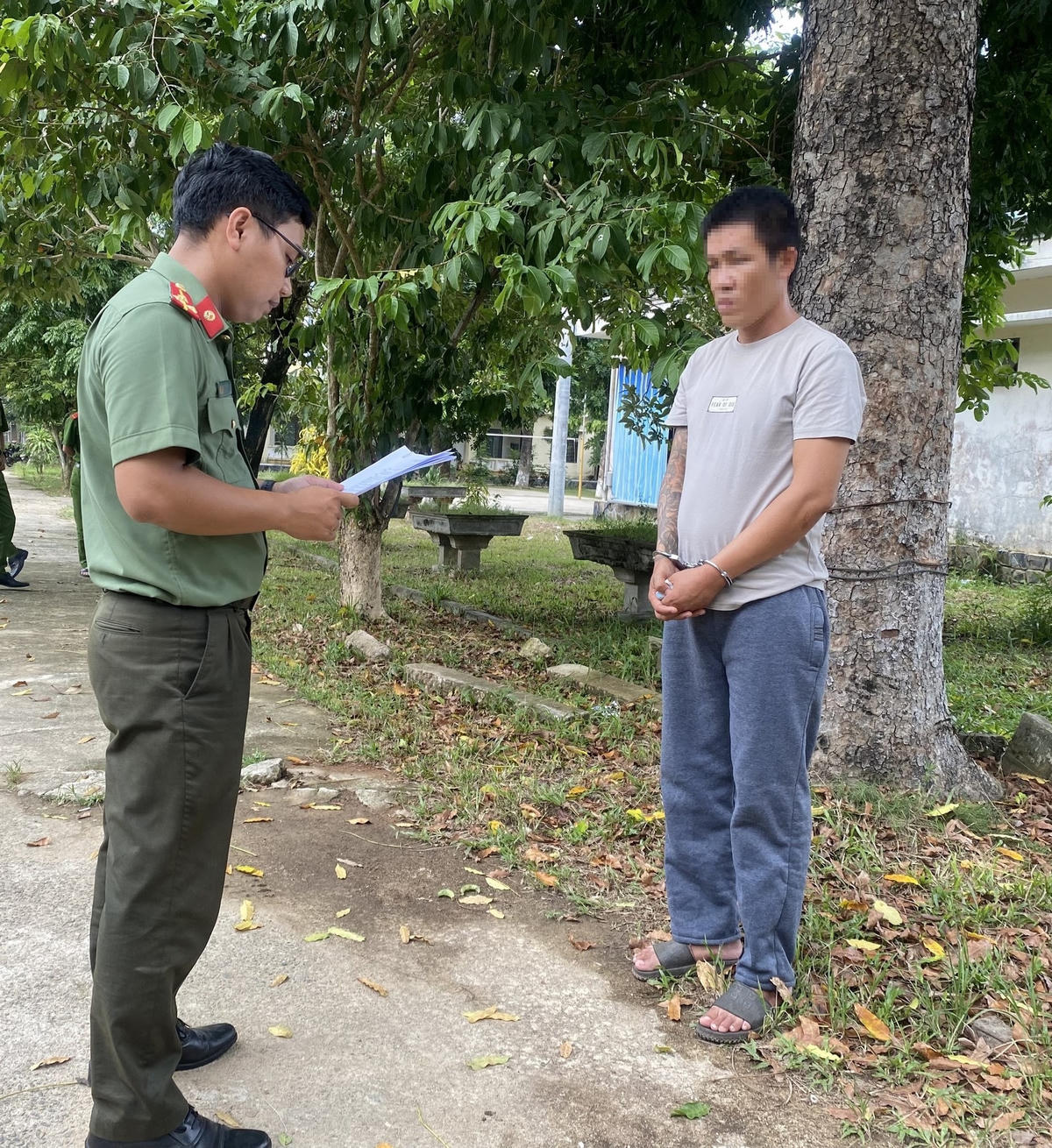 Lực lượng Công an đọc quyết định bắt N.V.L. Ảnh CA Quảng Ngãi.