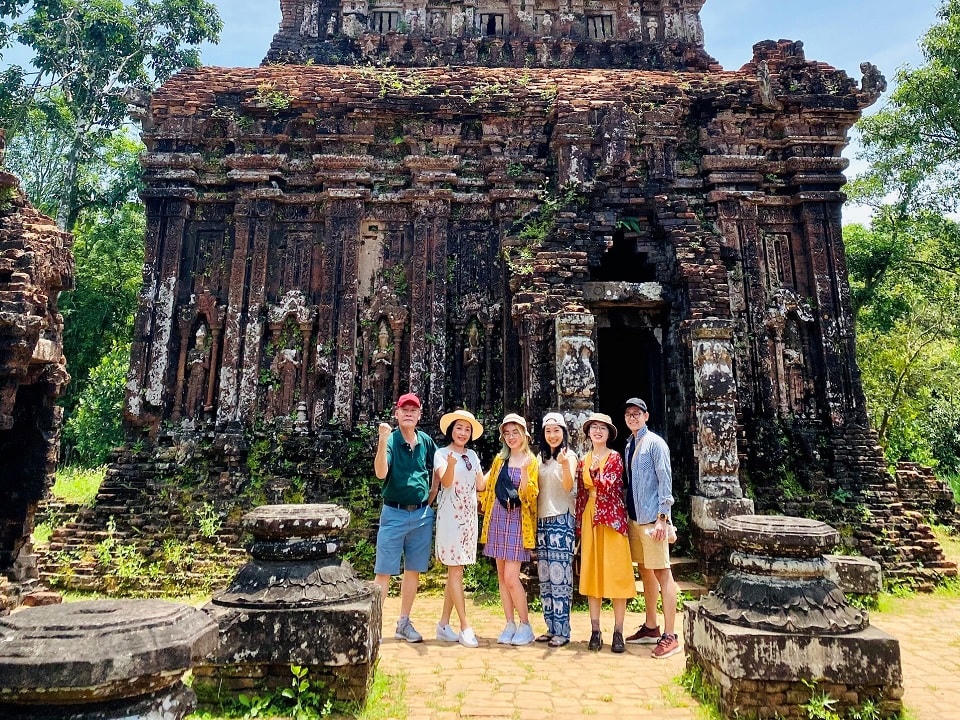 Du khách đến tham quan thánh địa Mỹ Sơn dịp lễ.