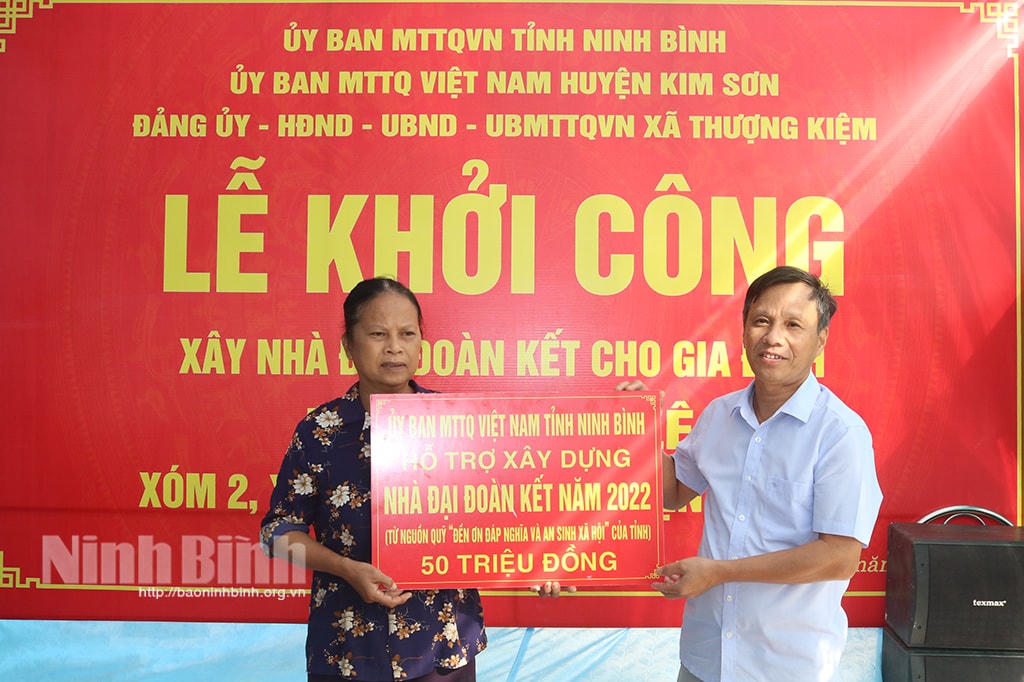 Đại diện Ủy ban MTTQ tỉnh Ninh Bình trao tiền hỗ trợ xây dựng nhà Đại đoàn kết cho hộ nghèo.