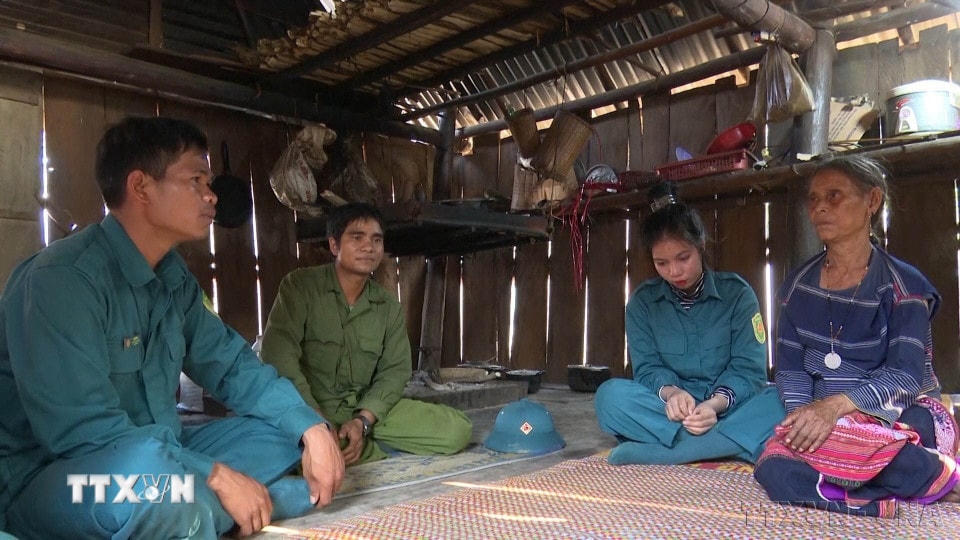 Dân quân tự vệ huyện KBang, tỉnh Gia Lai, tuyên truyền, vận động người dân tham gia bảo vệ an ninh trật tự trên địa bàn, hồi tháng 3/2023. (Ảnh: TTXVN)