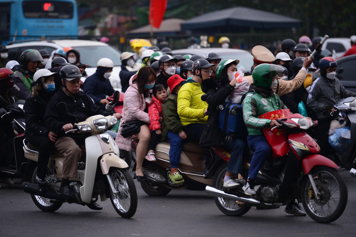 Người dân trở lại Thủ đô sau kỳ nghỉ lễ, đường phố lại ùn ứ kéo dài
