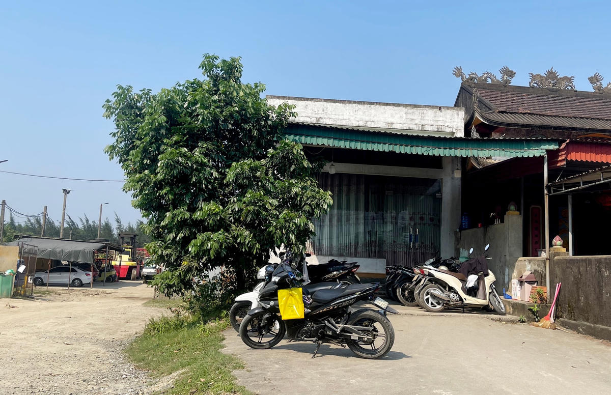 Bên trong căn phòng nhỏ lẻ có hàng chục học sinh đang được anh Hoàng Kim T. dạy tiếng Trung. 