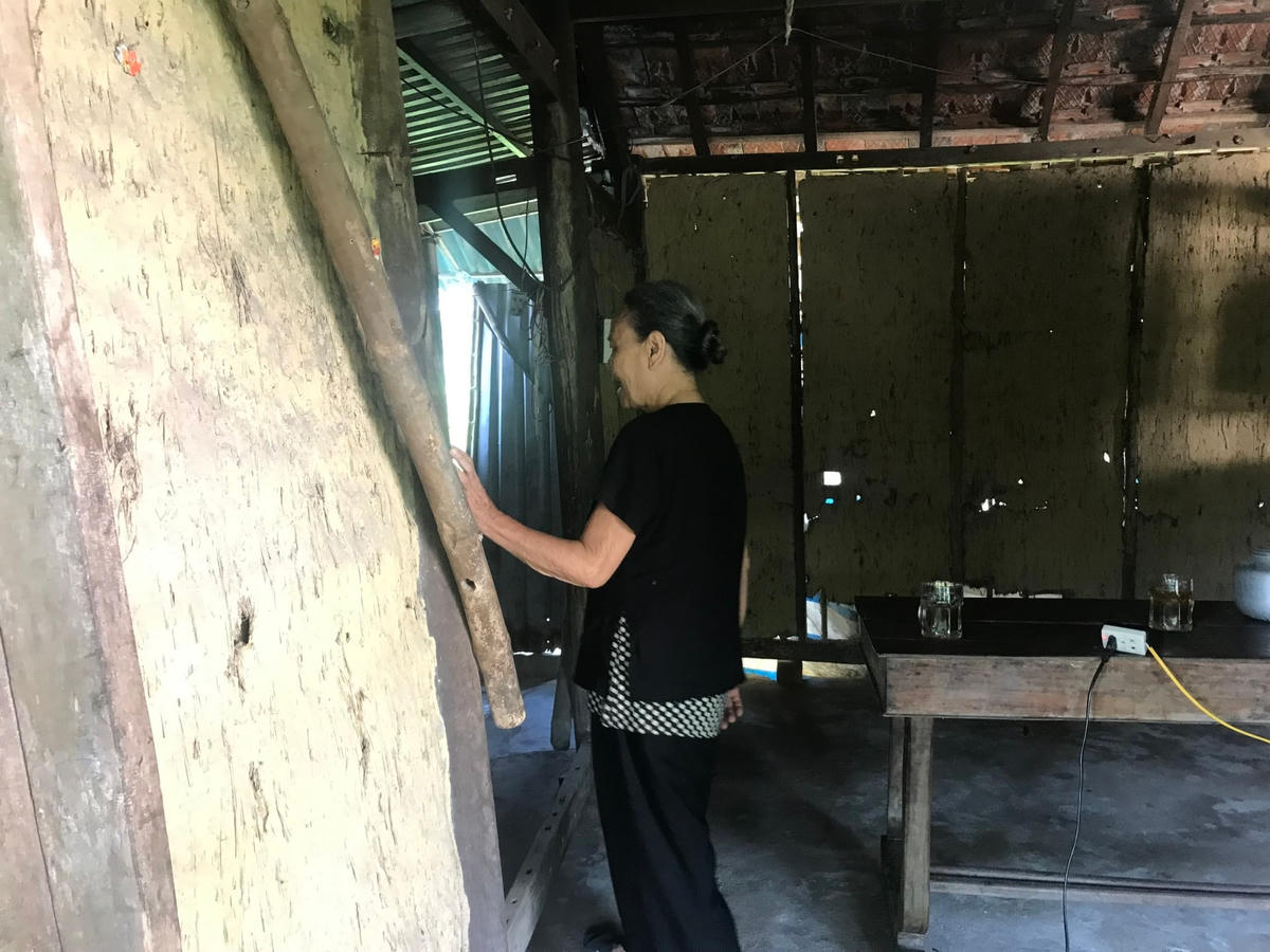 Nhà làm bằng vách đất, xiêu vẹo.