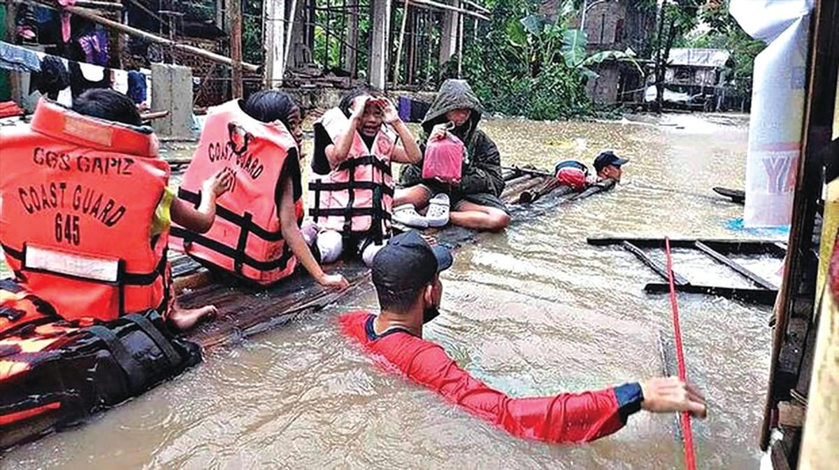 Sơ tán người dân bị lũ lụt ở Panitan (Capiz, Philippines) trong bão Megi, tháng 4/2022. Ảnh: AFP.  