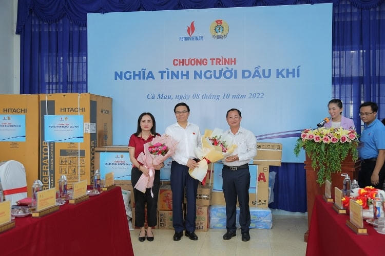 Giám đốc Trung tâm Bảo trợ xã hội tỉnh Cà Mau tặng hoa tri ân lãnh đạo Petrovietnam và lãnh đạo Công đoàn DKVN.