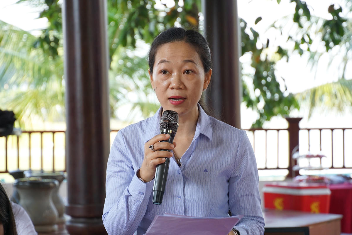 Đại diện Ủy ban MTTQ Việt Nam tỉnh Bình Dương trao đổi về thực trạng và giải pháp nâng cao hiệu quả công tác tuyên truyền, vận động của Mặt trận Tổ quốc Việt Nam trong tình hình mới. (Ảnh: Mạnh Thìn).