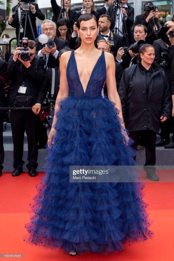 Người mẫu Irina Shayk lộng lẫy với đầm xanh khoét ngực, khoe làn da nâu vô cùng khỏe khoắn. 