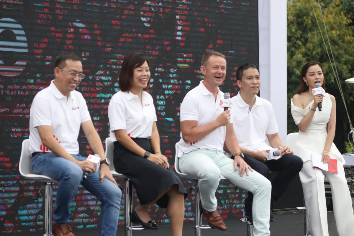 Đại diện Techcombank trả lời câu hỏi tại họp báo.