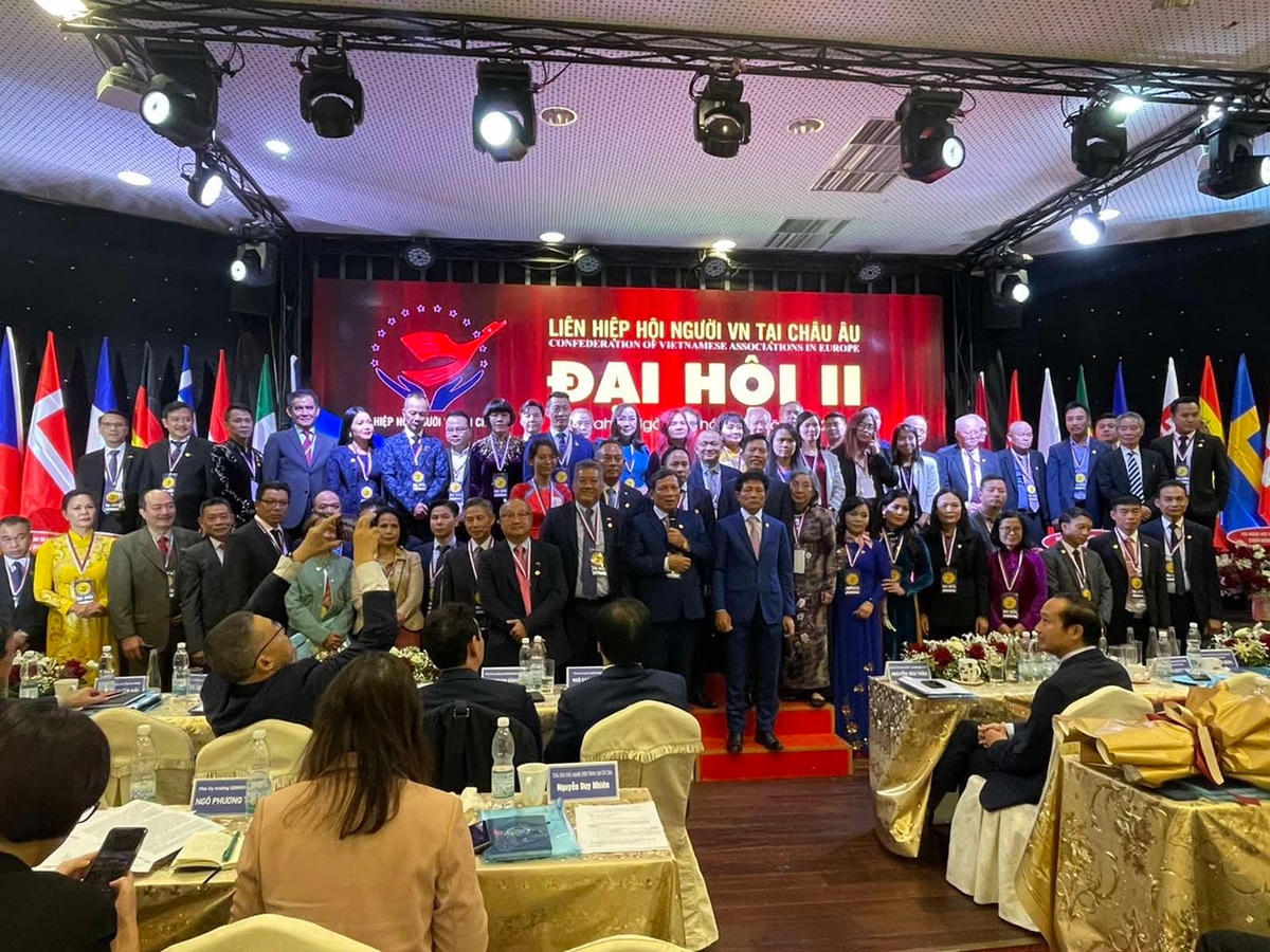 Đại hội lần thứ II Liên Hiệp hội người Việt Nam tại châu Âu diễn ra tại Thủ đô Praha, Cộng hòa Séc. 