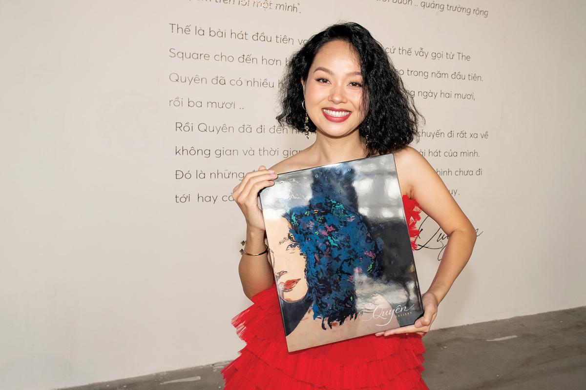 Ca sĩ Hoàng Quyên với album vừa ra mắt.  