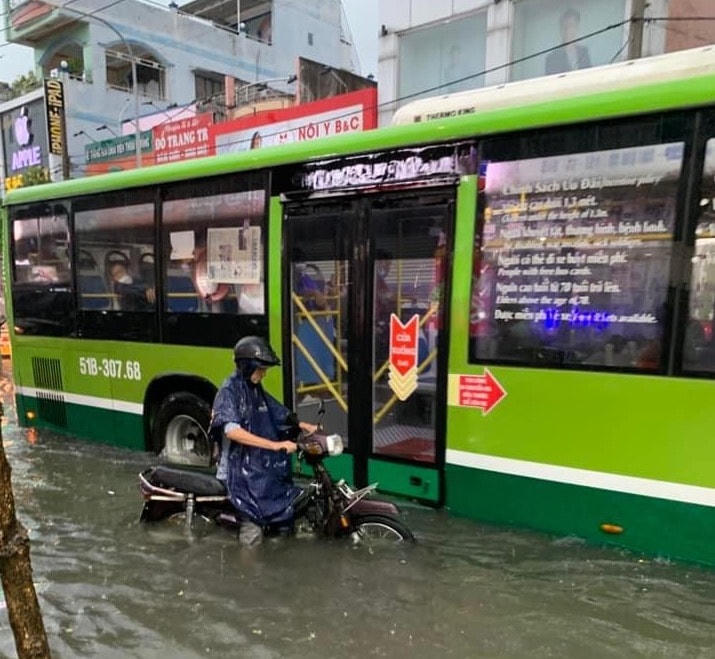 Nước ngập gần hết bánh xe gắn máy tại quận 12.