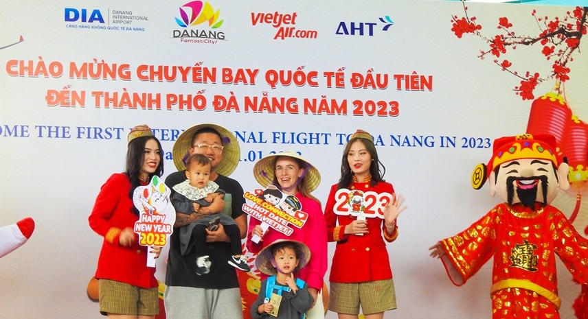Một gia đình du khách Hàn Quốc được chào đón nồng nhiệt tại sân bay quốc tế Đà Nẵng sáng 1/1/2023. Ảnh: B.Nguyên.