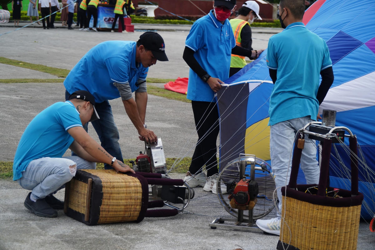 Để chuẩn bị cho lễ khai mạc, từ ngày 26/8, các nhân viên kĩ thuật của đơn vị bay đã tiến hành lắp đặt và kiểm tra các thông số an toàn trước khi bay, đồng thời tổ chức bay thử khinh khí cầu để đảm bảo an toàn cho người trải nghiệm.  