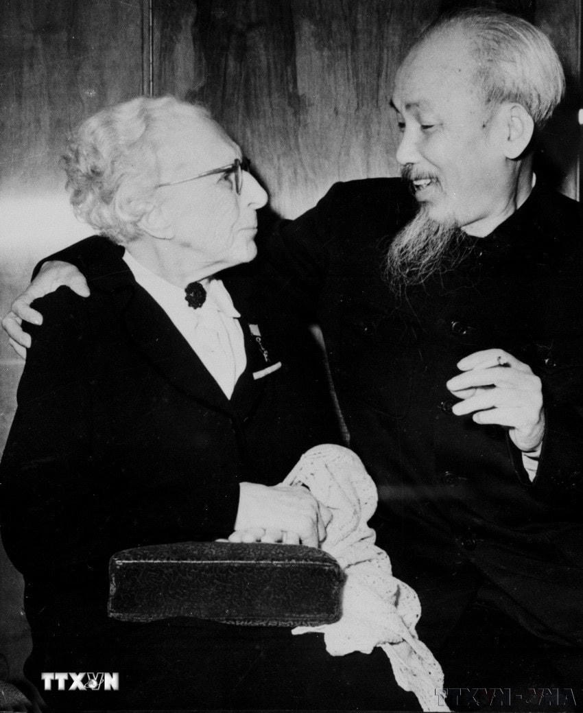 Chủ tịch Hồ Chí Minh với nữ đảng viên từ năm 1898, đại biểu cao tuổi nhất tại Đại hội 22 Đảng cộng sản Liên Xô (10/1961). (Ảnh: TTXVN)