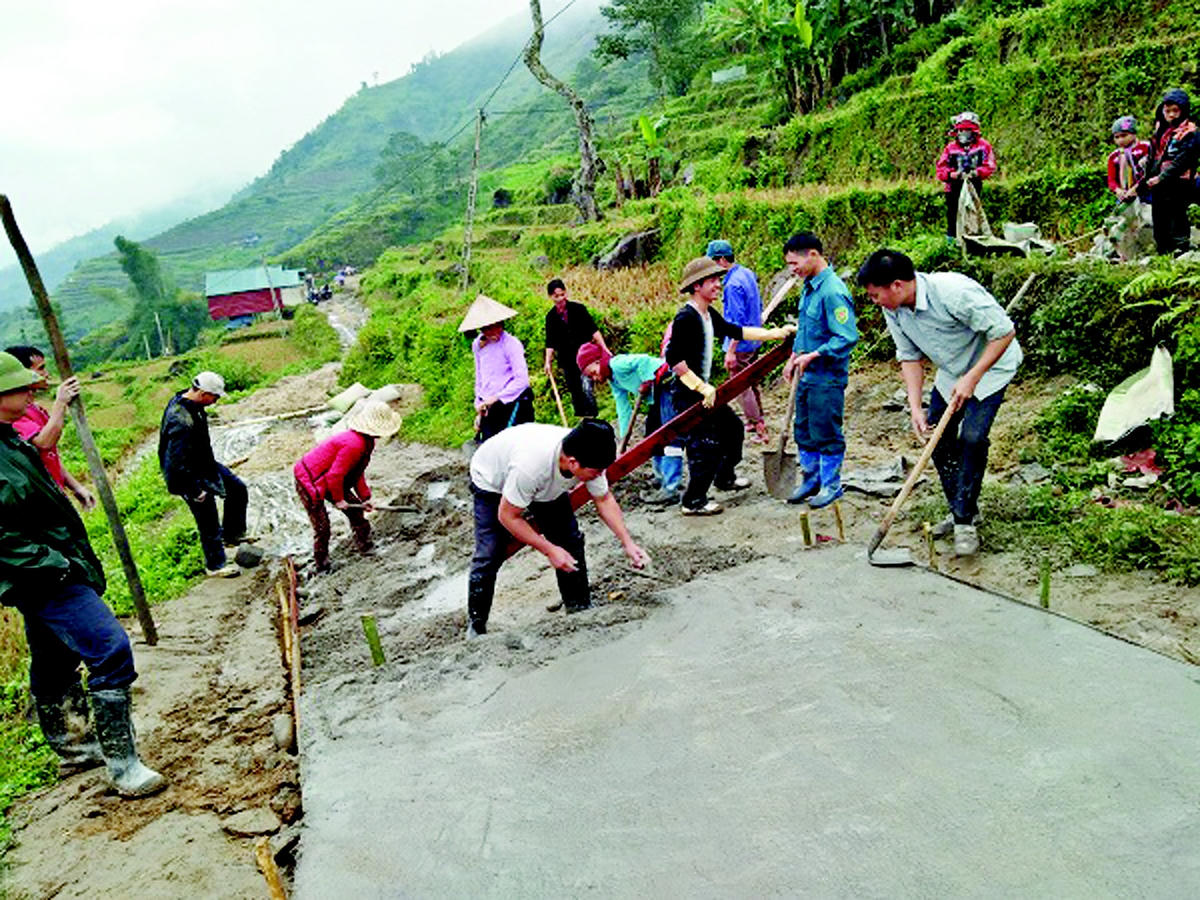Người dân tham gia xây dựng, bê tông hóa đường giao thông thôn Đoàn Kết, xã Bản Ngò (huyện Xín Mần, tỉnh Hà Giang). Ảnh: Thu Trang.