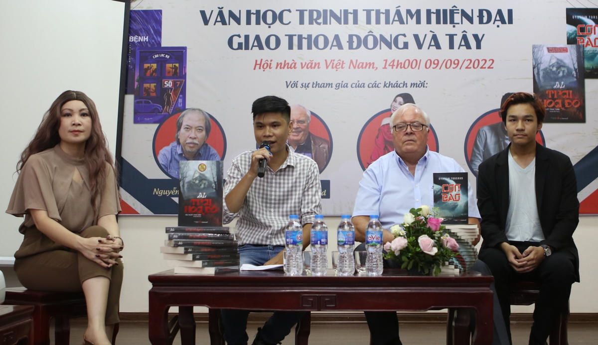 Các diễn giả trong buổi tọa đàm “Văn học trinh thám hiện đại, giao thoa Đông và Tây”.
