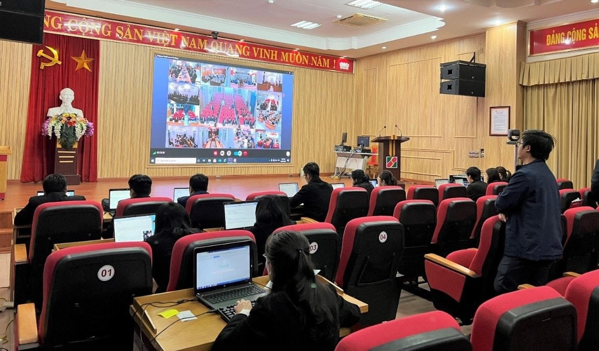 Các thí sinh tại các điểm thi thuộc Chi nhánh Thanh Hóa thực hiện 2 bài thi tự luận và trắc nghiệm, theo hình thức thi trực tiếp và giám sát trực tuyến.