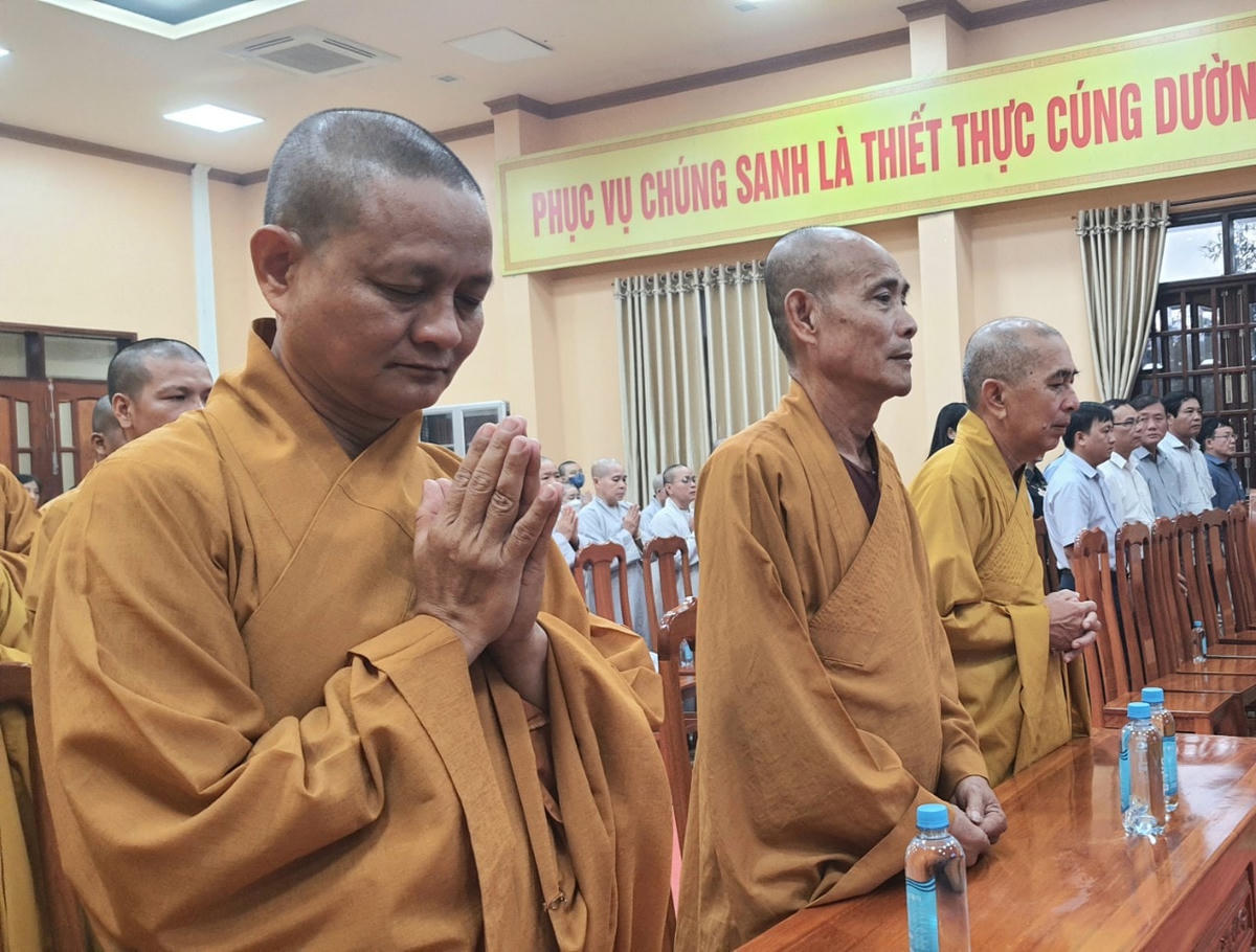 Các đại biểu tưởng niệm nạn nhân tử vong do TNGT.