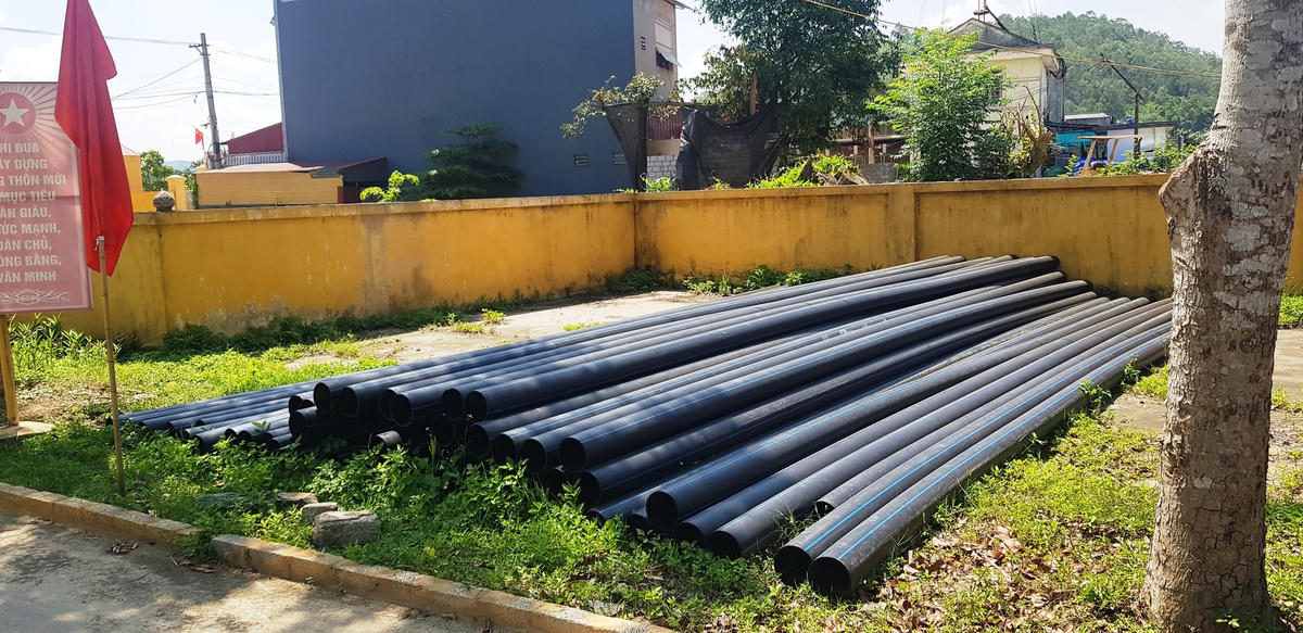 Số ống nhựa được Công ty CP xây dựng và Thương mại số 7 TH chở về để tại trụ sở xã Đồng Lộc nhưng chưa biết bao giờ sẽ được thi công.