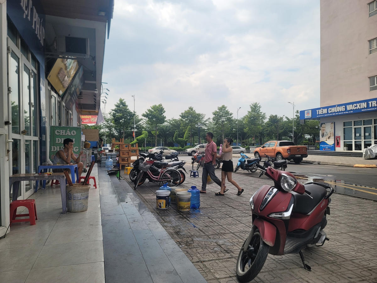 Nhiều người đặt sẵn xô, chậu ngồi uống trà đá hàng giờ đồng hồ chờ lấy nước.