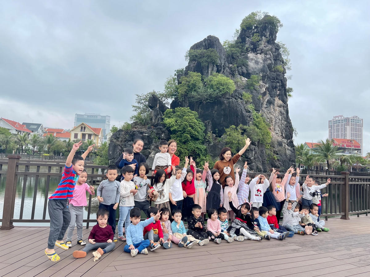 Cô và trò ở trường mầm non My Montessori (phường Hồng Hải, TP Hạ Long) thích thú khi “check in” trước “hòn non bộ” nằm giữa hồ Hải Thịnh.