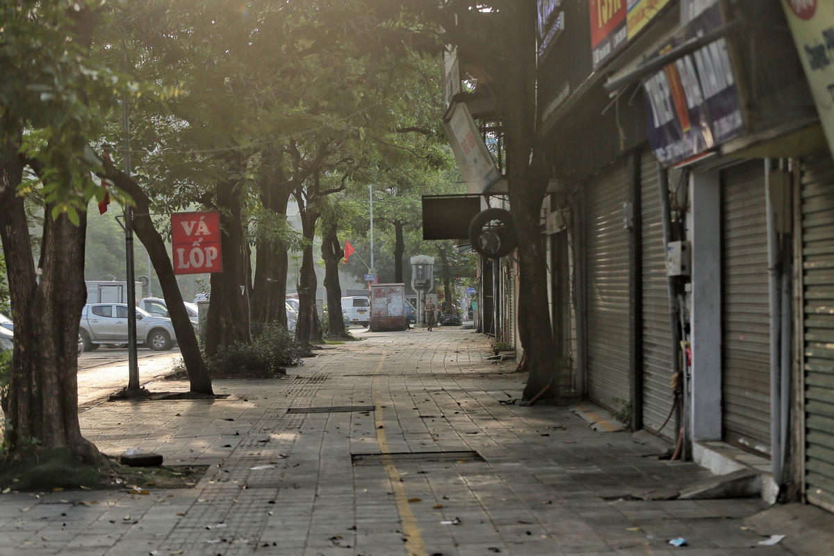 Theo đó, Bí thư Thành ủy Hà Nội yêu cầu các quận mạnh dạn thí điểm quy hoạch khu vực cho thuê vỉa hè, đáp ứng nhu cầu của một bộ phận người dân đang bám vỉa hè kiếm sống. "Lòng đường, vỉa hè thực tế gắn với sinh kế của người dân và cũng phần nào là kinh tế đô thị", ông Dũng nói.