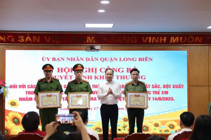 Ông Đường Hoài Nam, Thành ủy viên, Bí thư Quận ủy trao thưởng cho cán bộ chiến sĩ công an quận Long Biên có thành tích trong vụ bắt cóc.