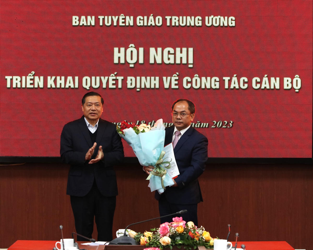 Ông Lại Xuân Môn, Ủy viên Trung ương Đảng, Bí thư Đảng ủy cơ quan, Phó trưởng ban Thường trực Ban Tuyên giáo Trung ương trao quyết định bổ nhiệm cho ông Nguyễn Văn Hay. (Ảnh: TA).