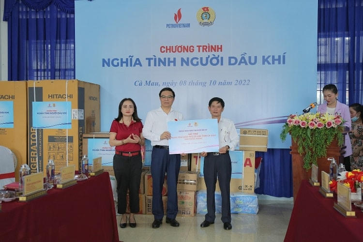 Đoàn trao biểu trưng hỗ trợ 100 triệu đồng và hiện vật trị giá 200 triệu đồng cho Trung tâm.