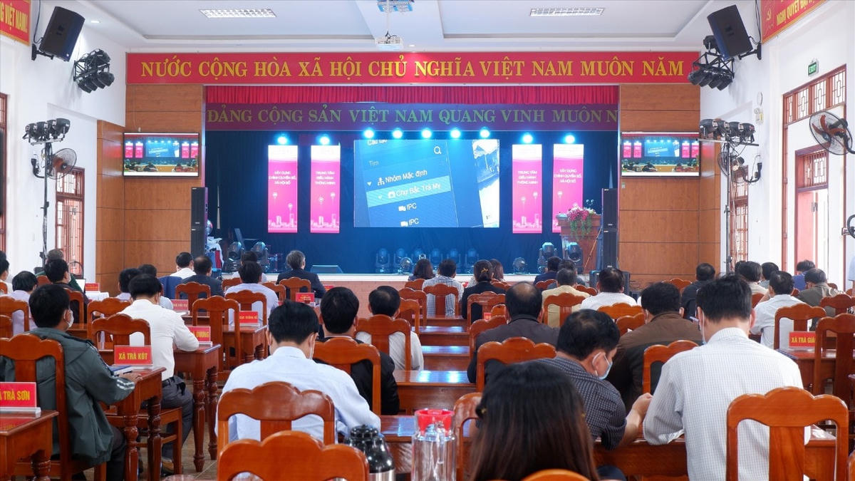 Một hội nghị về chuyển đổi số ở huyện Bắc Trà My.
