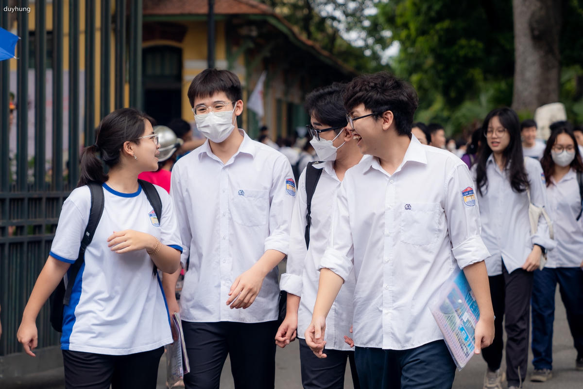 Các sĩ tử vui vẻ trao đổi sau giờ thi. Ảnh: Duy Hưng.