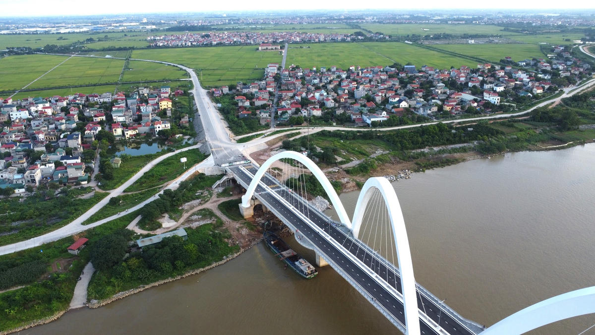 Điểm cuối cầu thuộc địa phận thị xã Thuận Thành, sát đó Khu di tích Lăng Kinh Dương Vương.