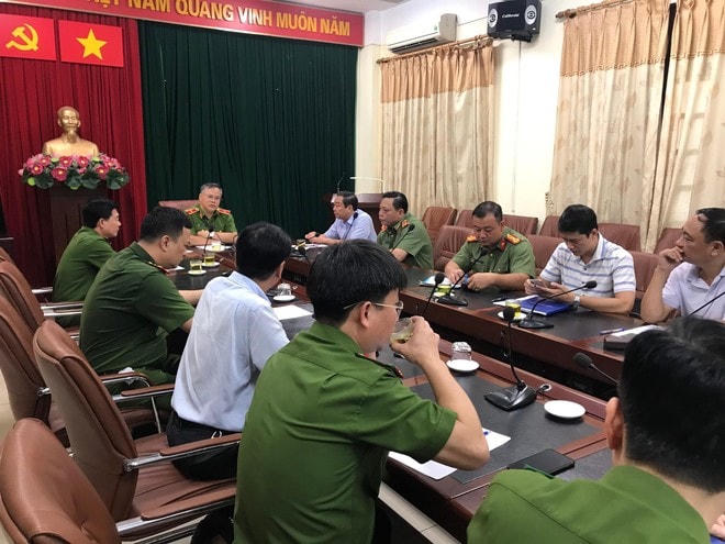 Thiếu tướng Nguyễn Văn Long, Thứ trưởng Bộ Công an làm việc tại Công an quận Cầu Giấy (ảnh: Thùy An).