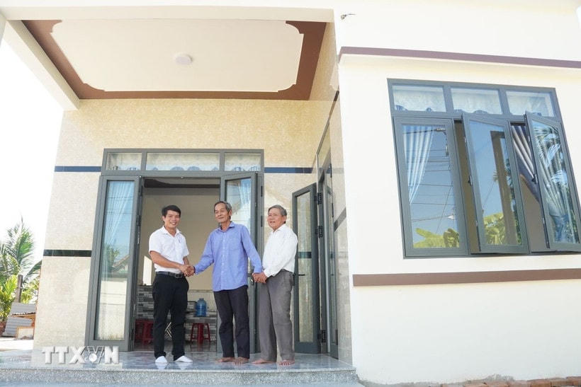 Một gia đình chính sách vui mừng khi chuyển về ngôi nhà mới được xây dựng kiên cố nhờ sự hỗ trợ kinh phí từ các nhà hảo tâm. (Ảnh: Đinh Hương/TTXVN)