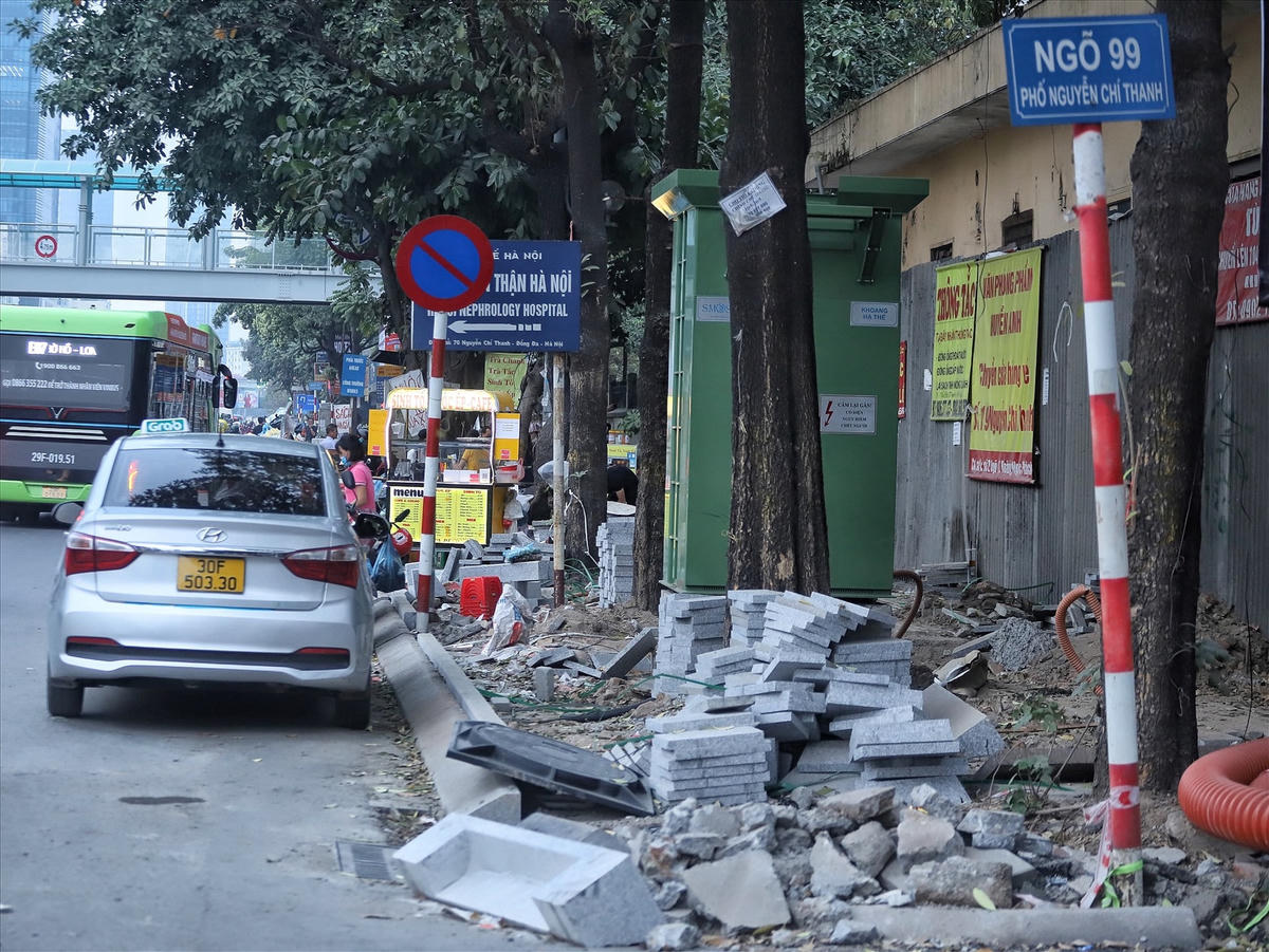 Từ tháng 10/2022, quận Đống Đa (Hà Nội) tiến hành cải tạo, chỉnh trang, lát đá vỉa hè tuyến phố Nguyễn Chí Thanh.