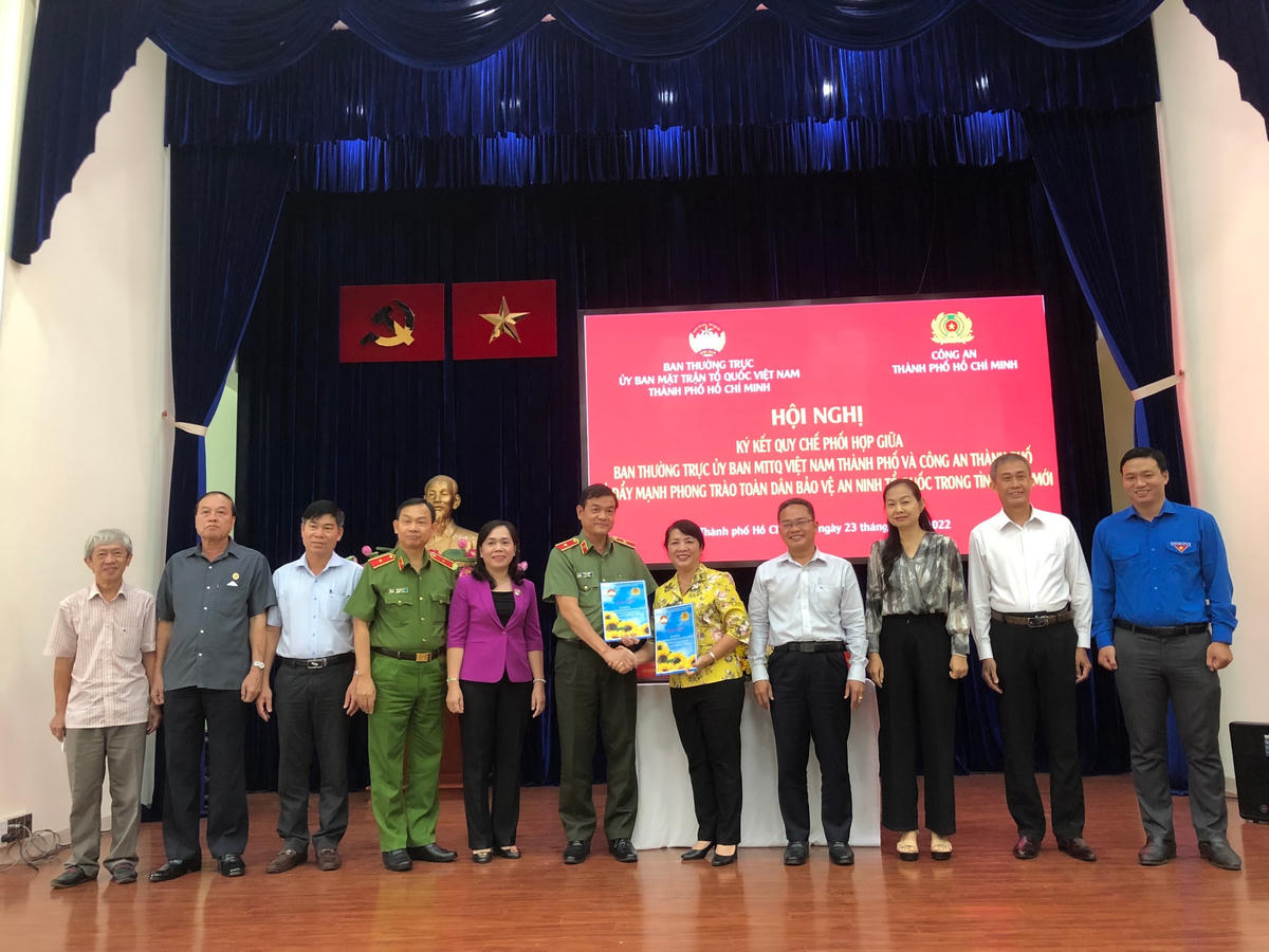 Bà Trần Kim Yến - Chủ tịch Ủy ban MTTQ Việt Nam TP HCM  và Thiếu tướng Lê Hồng Nam - Giám đốc Công an thành phố ký kết quy chế phối hợp. 