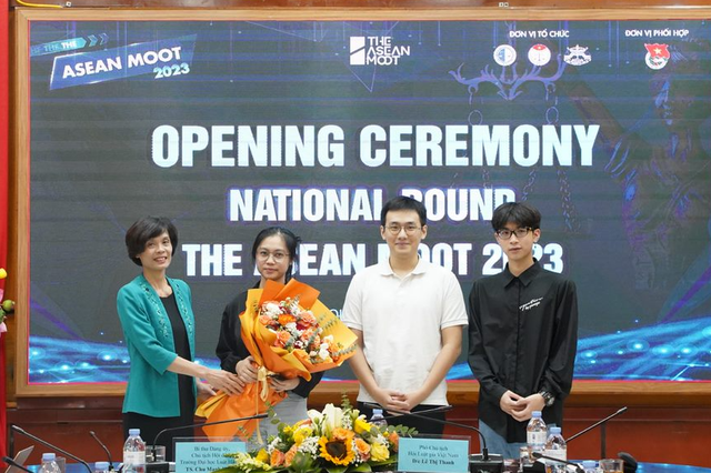 Bà Lê Thị Thanh, Phó chủ tịch Hội Luật gia Việt Nam (ngoài cùng bên trái), tặng hoa cho đại diện các đội dự thi.