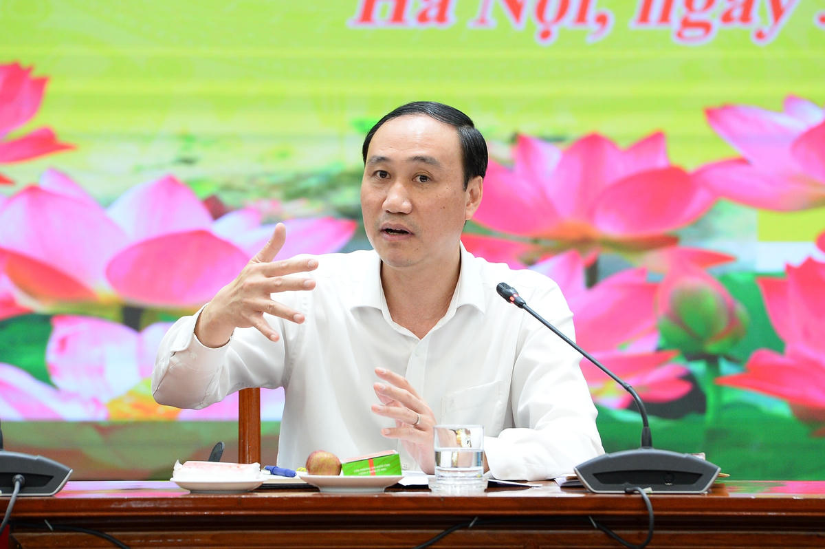 Phó Chủ tịch Phùng Khánh Tài trao đổi cùng bà con kiều bào tham dự buổi gặp mặt.