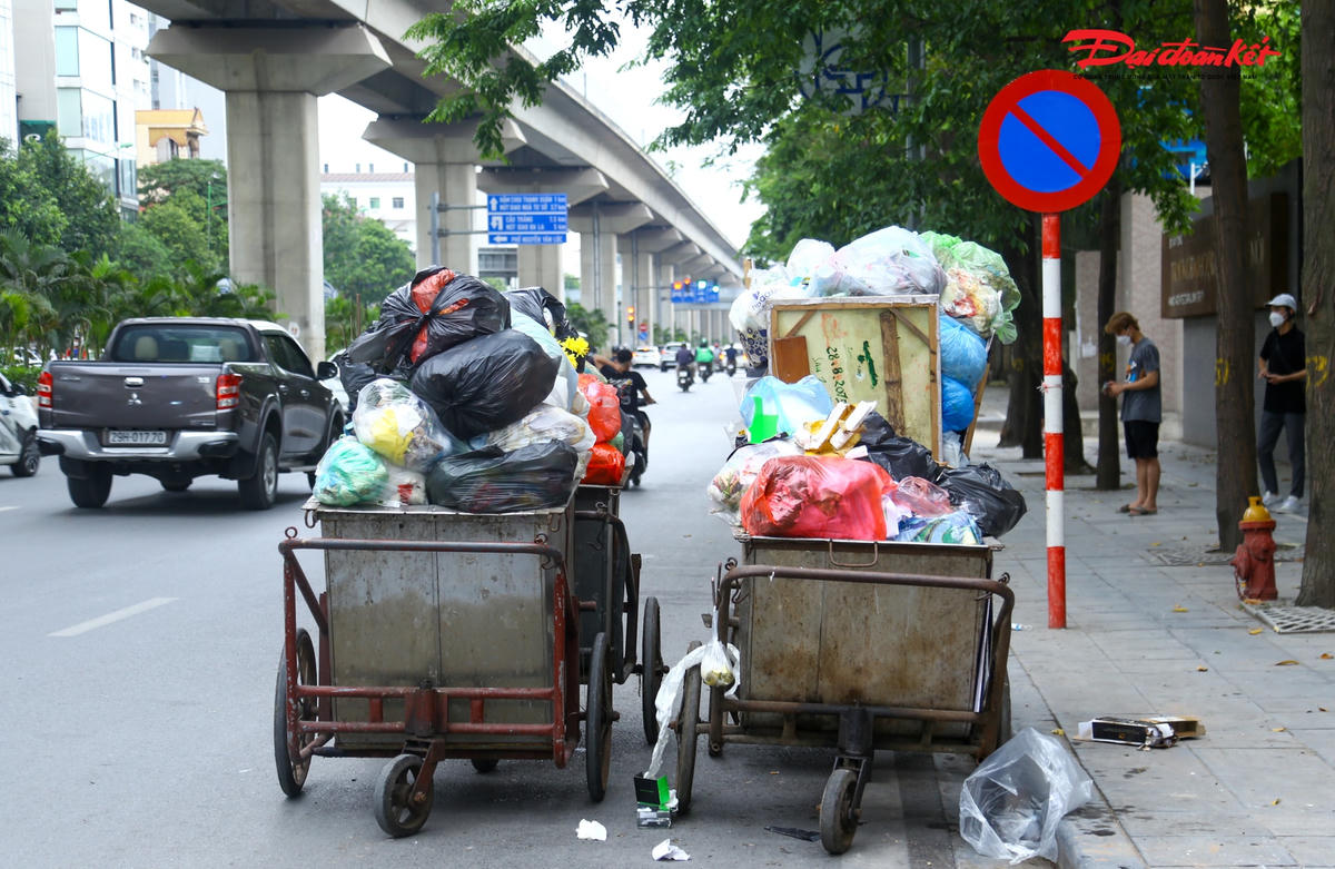 Dù có biển cấm dừng đỗ, song nhiều chiếc xe gom rác có ngọn thản nhiên đỗ chình ình tại đường Nguyễn Trãi.