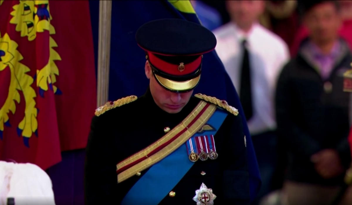 Thái tử William cúi đầu cầu nguyện bên linh cữu bà nội, Nữ hoàng Elizabeth II.