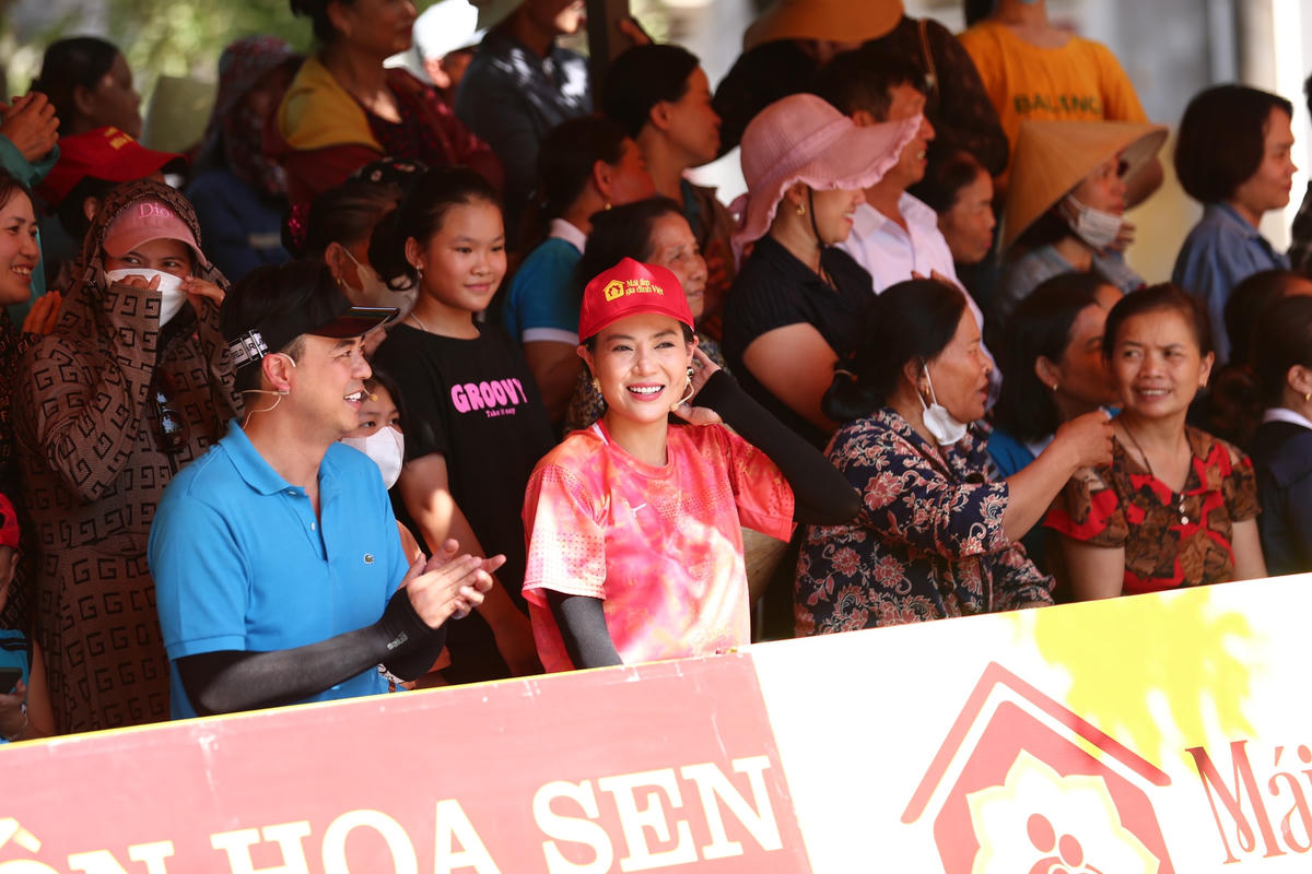 Tuấn Tú và Thanh Hương tham gia Mái ấm gia đình Việt. Ảnh: Golden Moon.