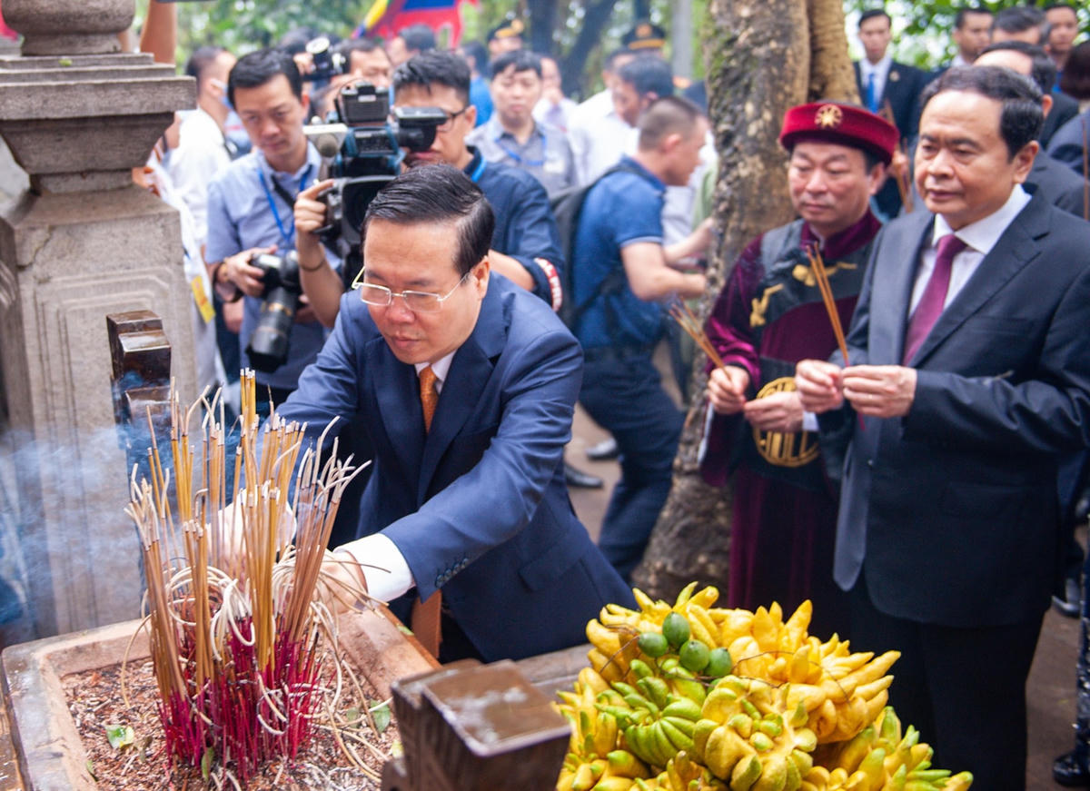 Chủ tịch nước Võ Văn Thưởng dâng hương tại Lăng Vua Hùng. (Ảnh: Thống Nhất/TTXVN)