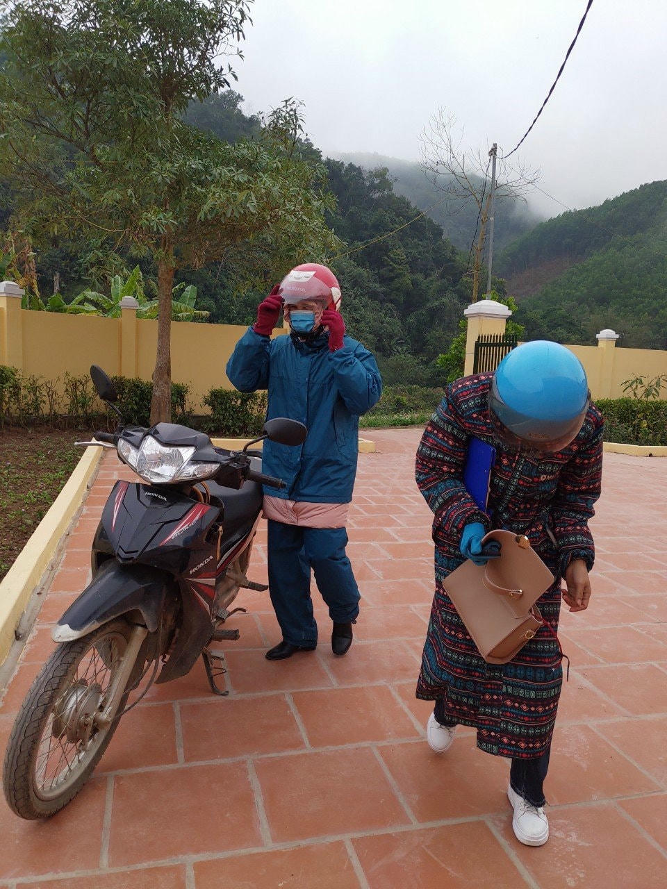 Một buổi sáng đến lớp, vượt qua 40 Km từ Thị trấn Ba Chẽ đến Trường Tiểu học Đạp Thanh của các giáo viên vùng cao Ba Chẽ.